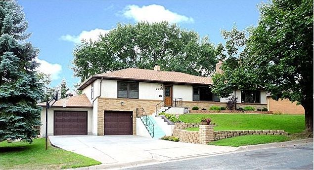 1st image of 2213 Earl Ln
