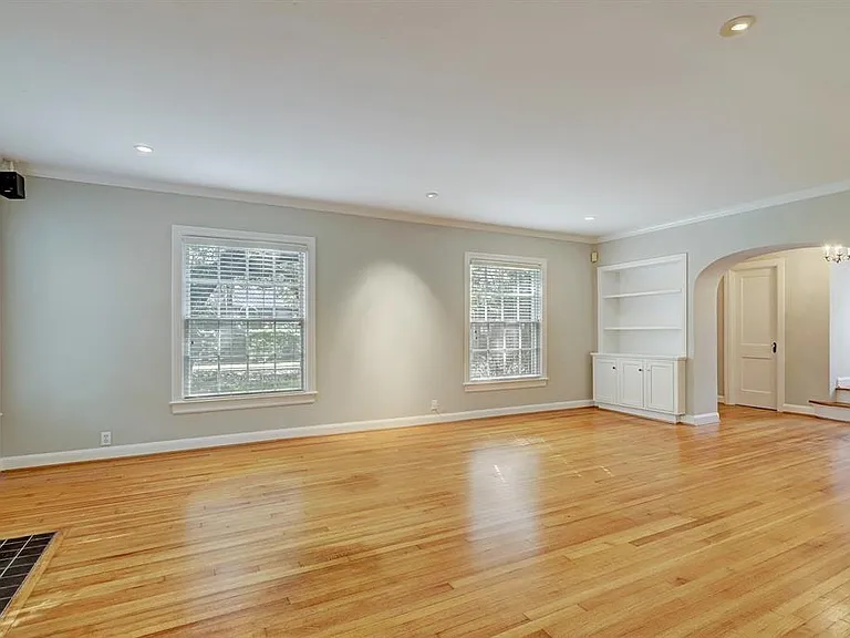 2044 Addison Rd — Photo 3