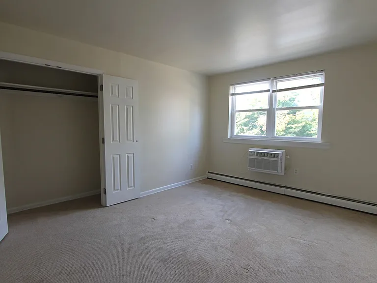West Walnut Lane Apartments — Photo 11