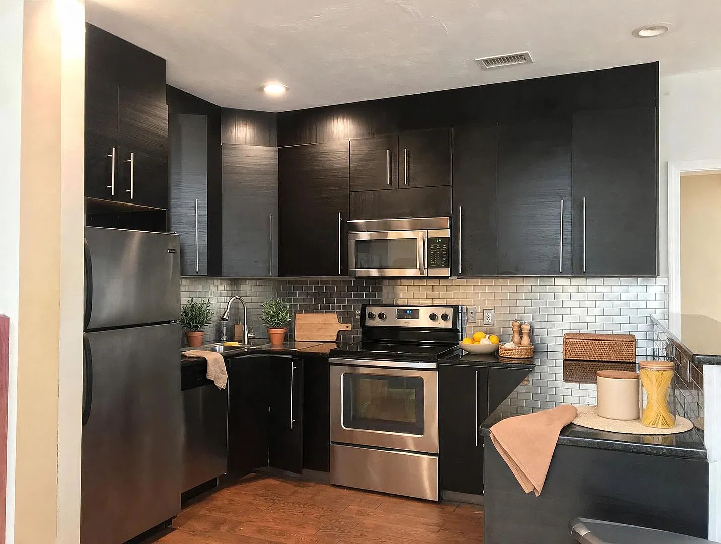 NO FEE! Gorgeous, Unique Apt by Coolidge Corner! Perfect for BU students & working pros! — Photo 2