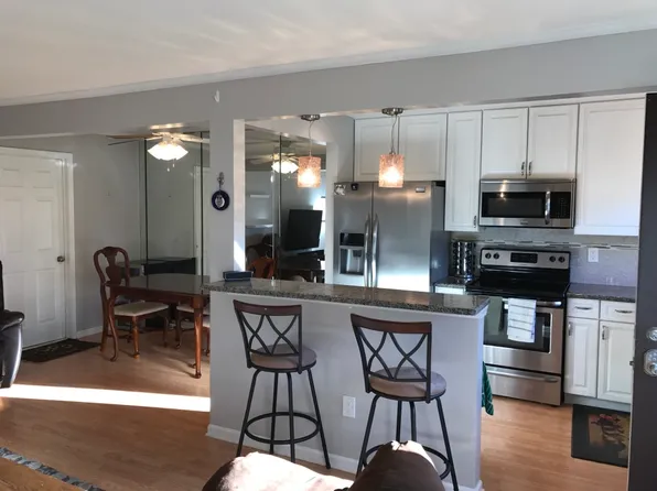 1021 Country Club Dr, Saint Clair Shores, MI 48082