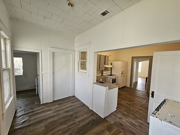 3rd image of 403 E Elm St