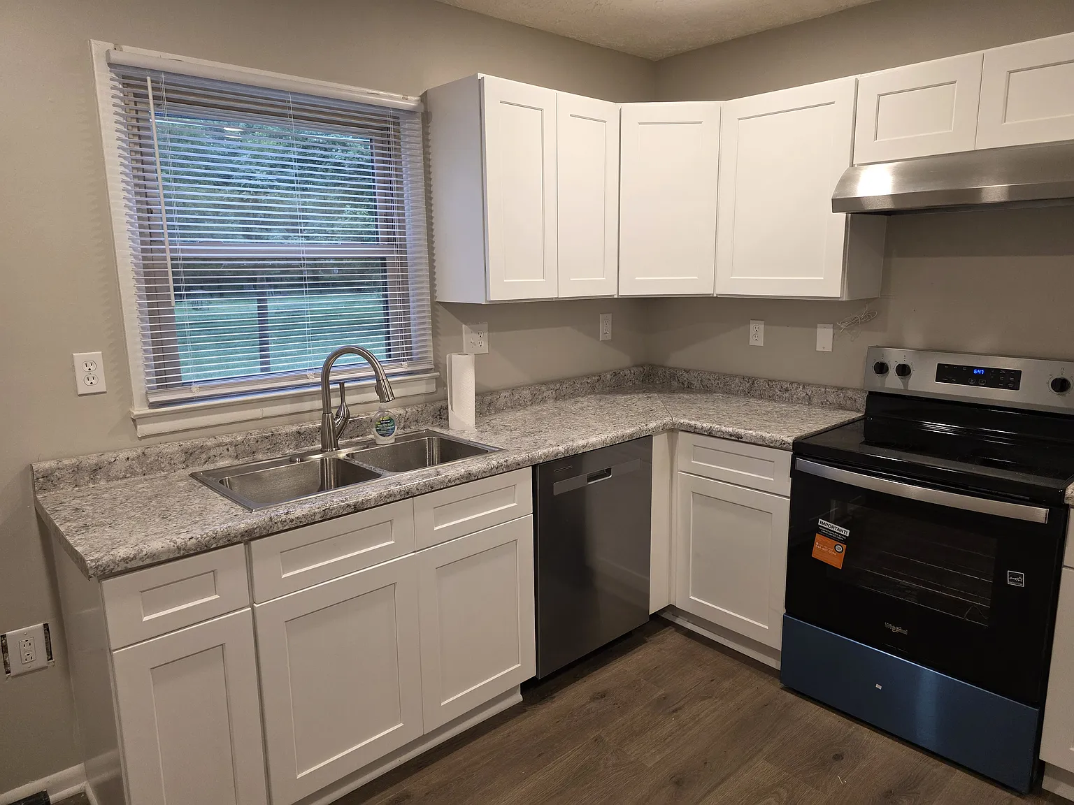 924 Old Valley Dr — Photo 2