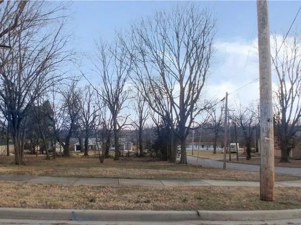 1041 Walnut Ave, Osawatomie, KS 66064