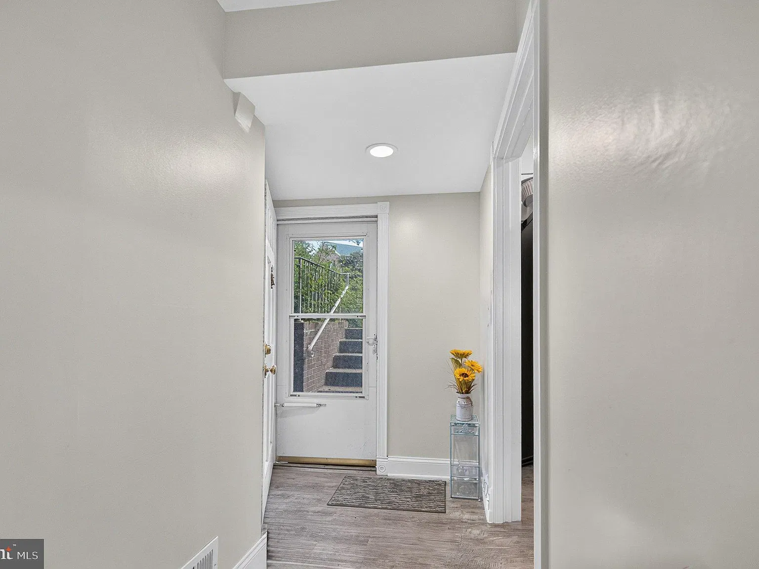 2 bed, 1.0 bath, 1054 sqft, $2,000 — Photo 2