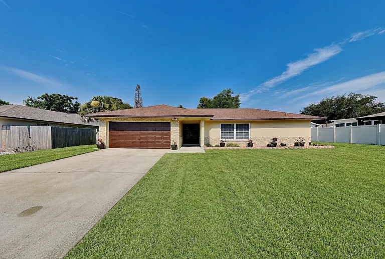 1016 Manchester Cir — Photo 1