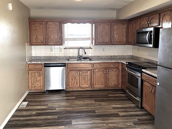 KITCHEN WITH ALL APPLIANCES