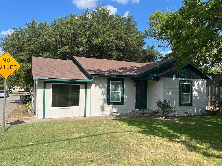 2925 N Travis St — Photo 9