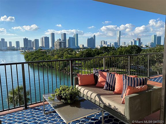 2nd image of 1000 Venetian Way #504