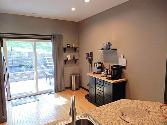 4th image of 560 Empress Ave