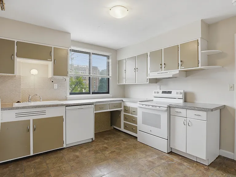 20 Ashland St #3L — Photo 15