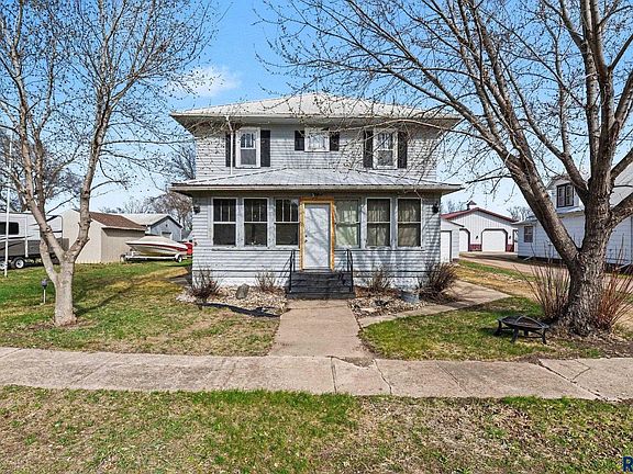 2nd image of 140 3rd St