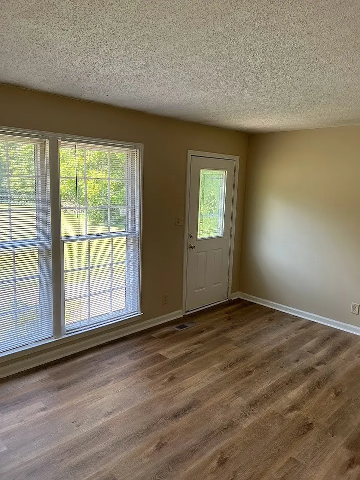 3 bed, 1060 sqft, $1,400 — Photo 4