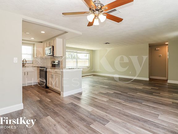 3rd image of 2702 Betty Pl