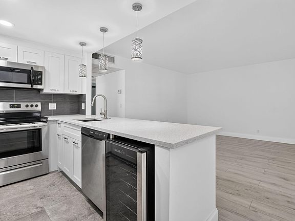 4th image of 212 Monaco E