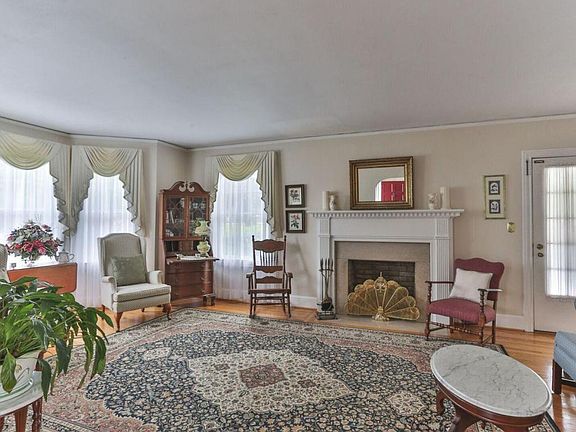 3rd image of 102 Dogwood Ln