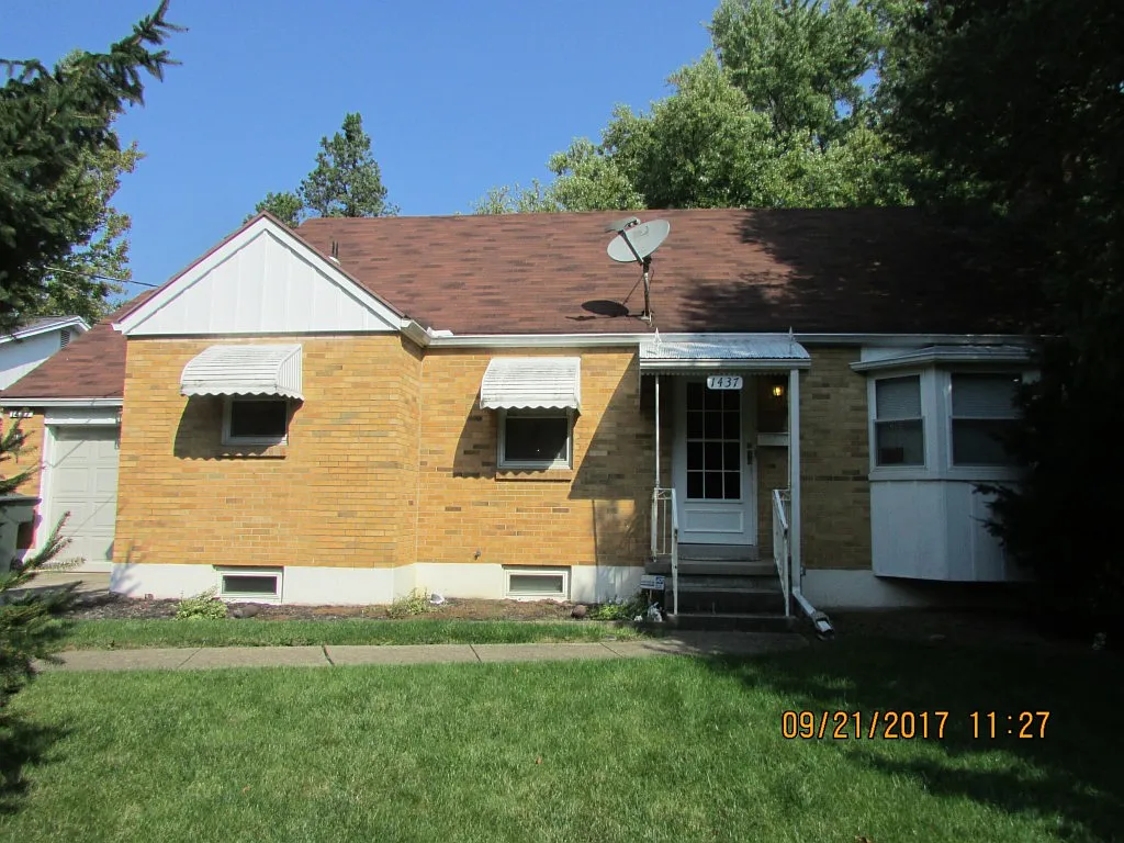 1437 Montrose Ave photo 1