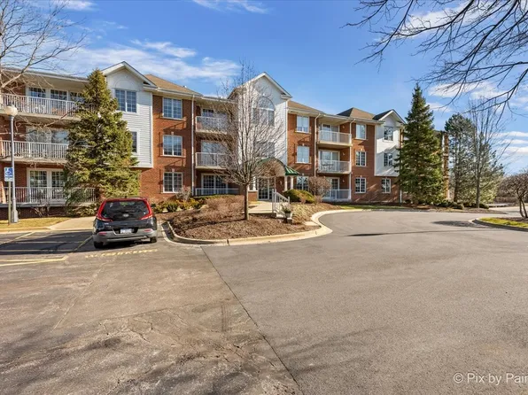 543 N Hough St APT 102, Barrington, IL 60010