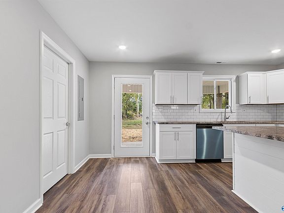 5th image of 920 Linwood Dr NW