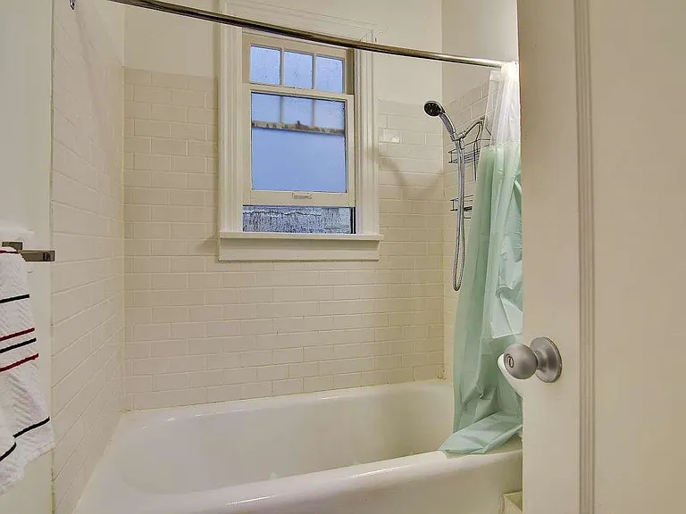 935 Jervis St #4 — Photo 11