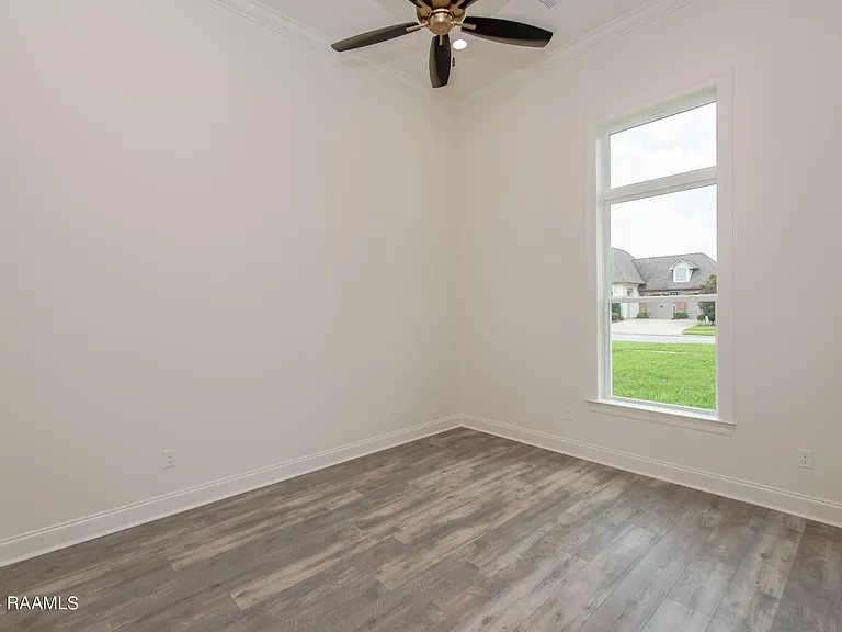 424 Dunvegan Ct — Photo 11