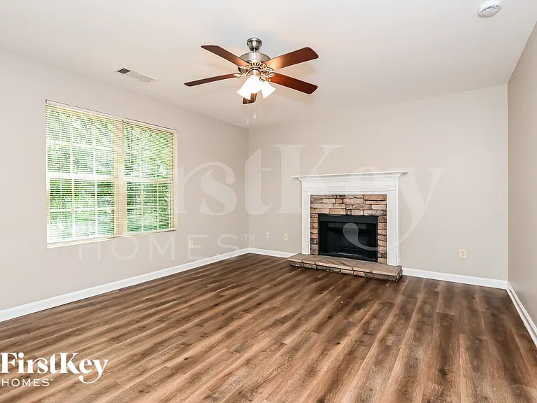 380 Pine Tree Dr — Photo 3