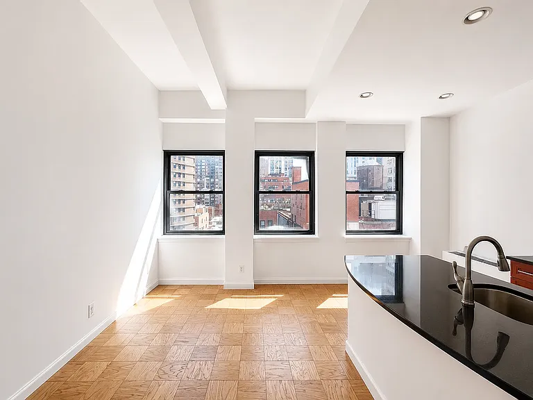 213 E 37th St #8F — Photo 2