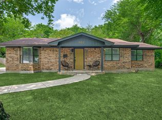 302 W Hale Ave, Decatur, TX 76234