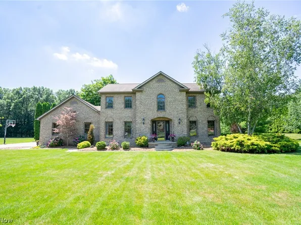 8025 Meadowood Dr, Canfield, OH 44406