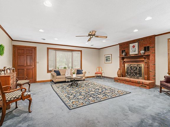 4th image of 586 Northwoods Country