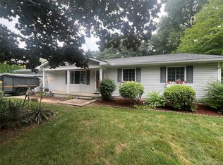 13296 Torrey Rd, Fenton, MI 48430