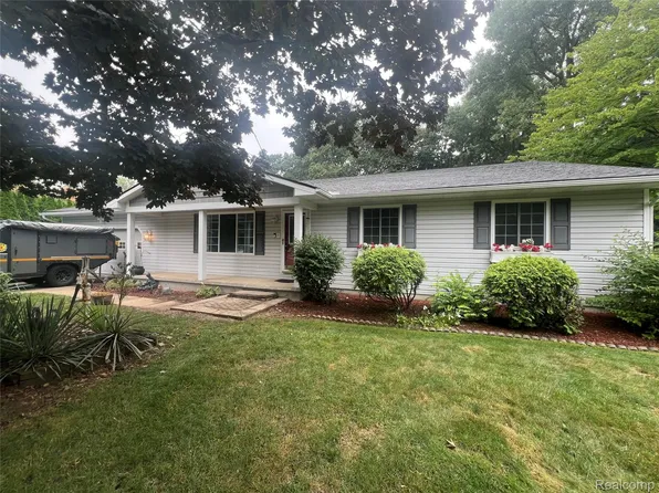 13296 Torrey Rd, Fenton, MI 48430