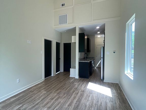 5th image of 718 W Short 32nd St
