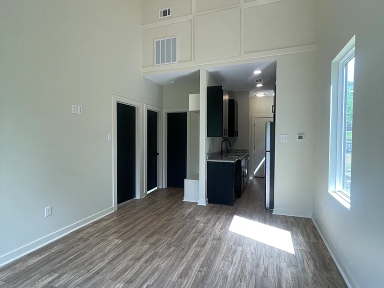 718 W Short 32nd St — Photo 5