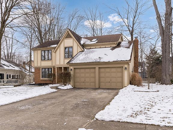 3rd image of 207 Woodedge Cir W