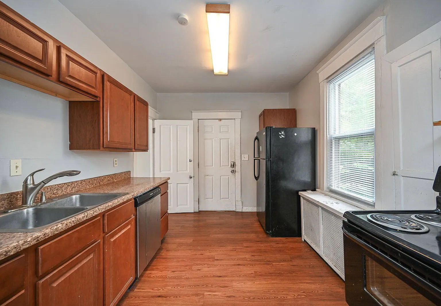 6 bed, 2.0 bath, $4,400 — Photo 2