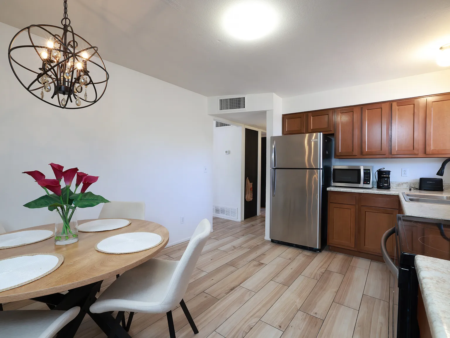 2 bed, 750 sqft, $1,600 — Photo 3