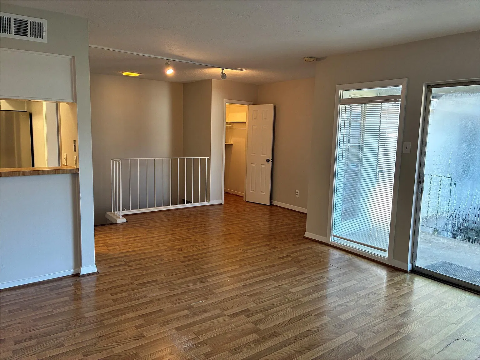 2 bed, 1.5 bath, 981 sqft, $1,295 — Photo 2