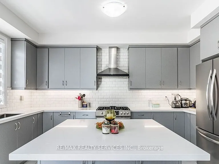 17 Overstone Rd E — Photo 11