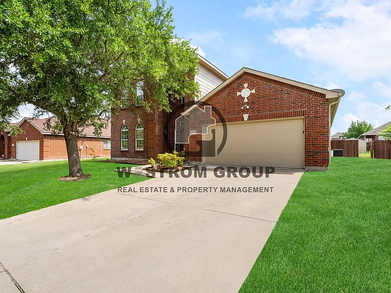 1738 Rock Ridge Dr — Photo 2