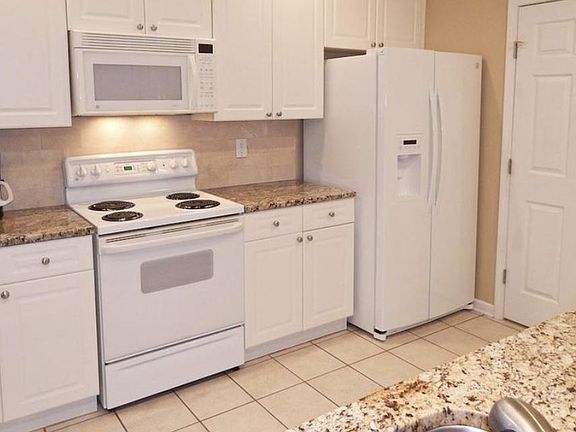 3rd image of 834 Castlemaine Ct