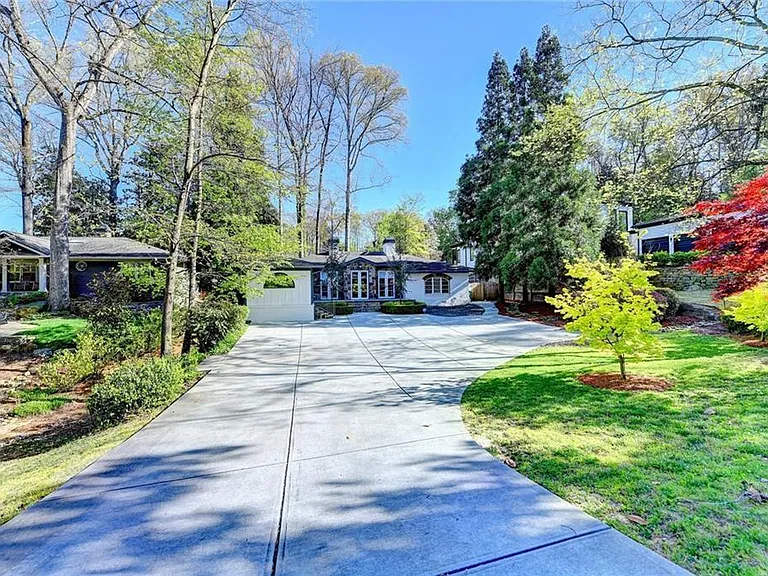 1227 Sheridan Rd NE — Photo 2