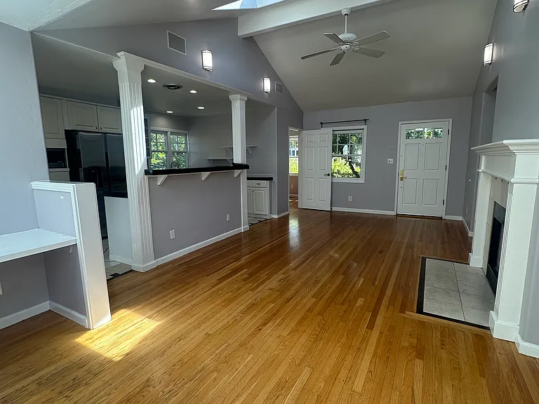 1613 Mariposa Ave — Photo 6