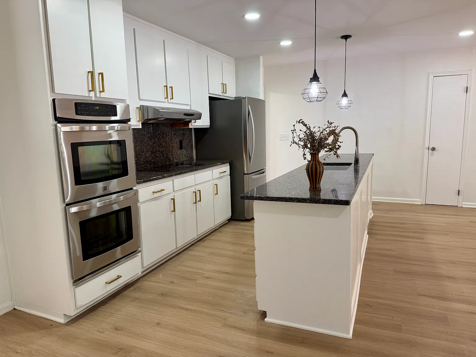 5 bed, 3256 sqft, $5,500 — Photo 3