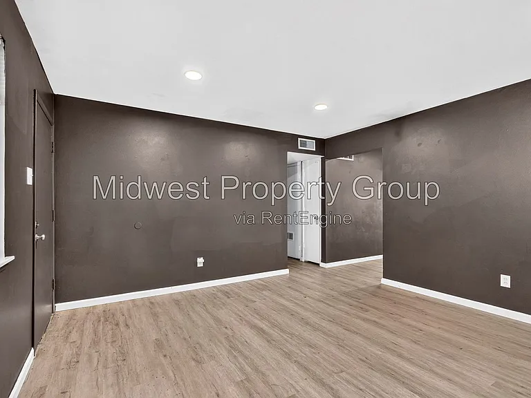 690 Central Pkwy — Photo 4