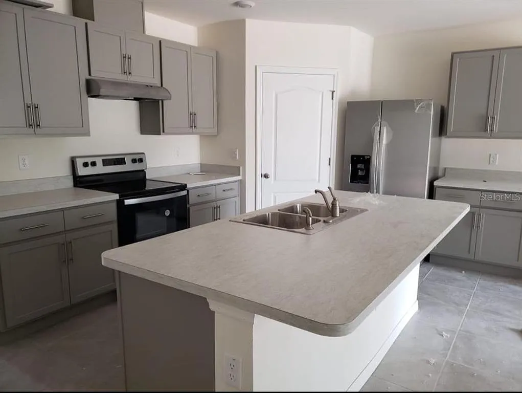 4 bed, 2.0 bath, 1828 sqft, $2,400 — Photo 2