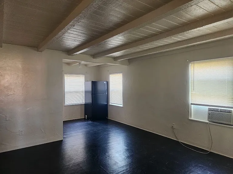 1550 N Arrowhead Ave — Photo 2
