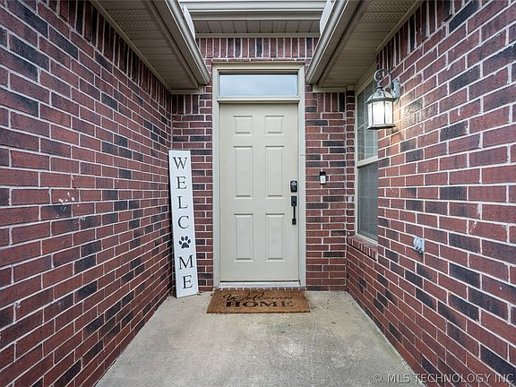 3rd image of 446 NE Katherine Ave