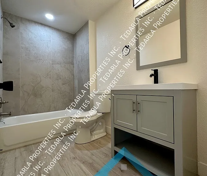 1070 S Irving St — Photo 15