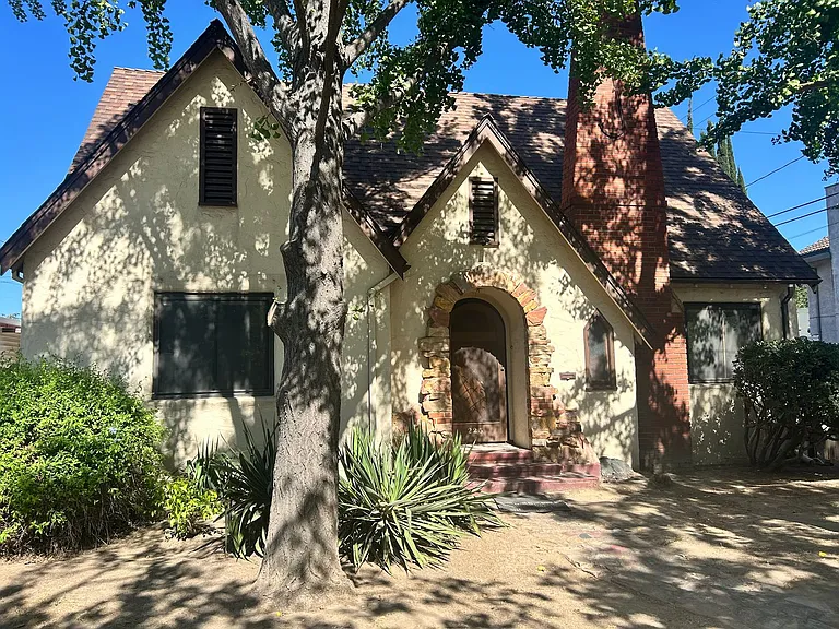 225 Sunset Blvd — Photo 1